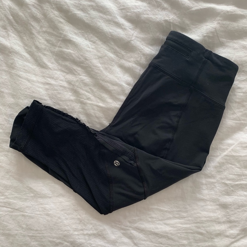 Lululemon Black Cropped Running Leggings in Size 6